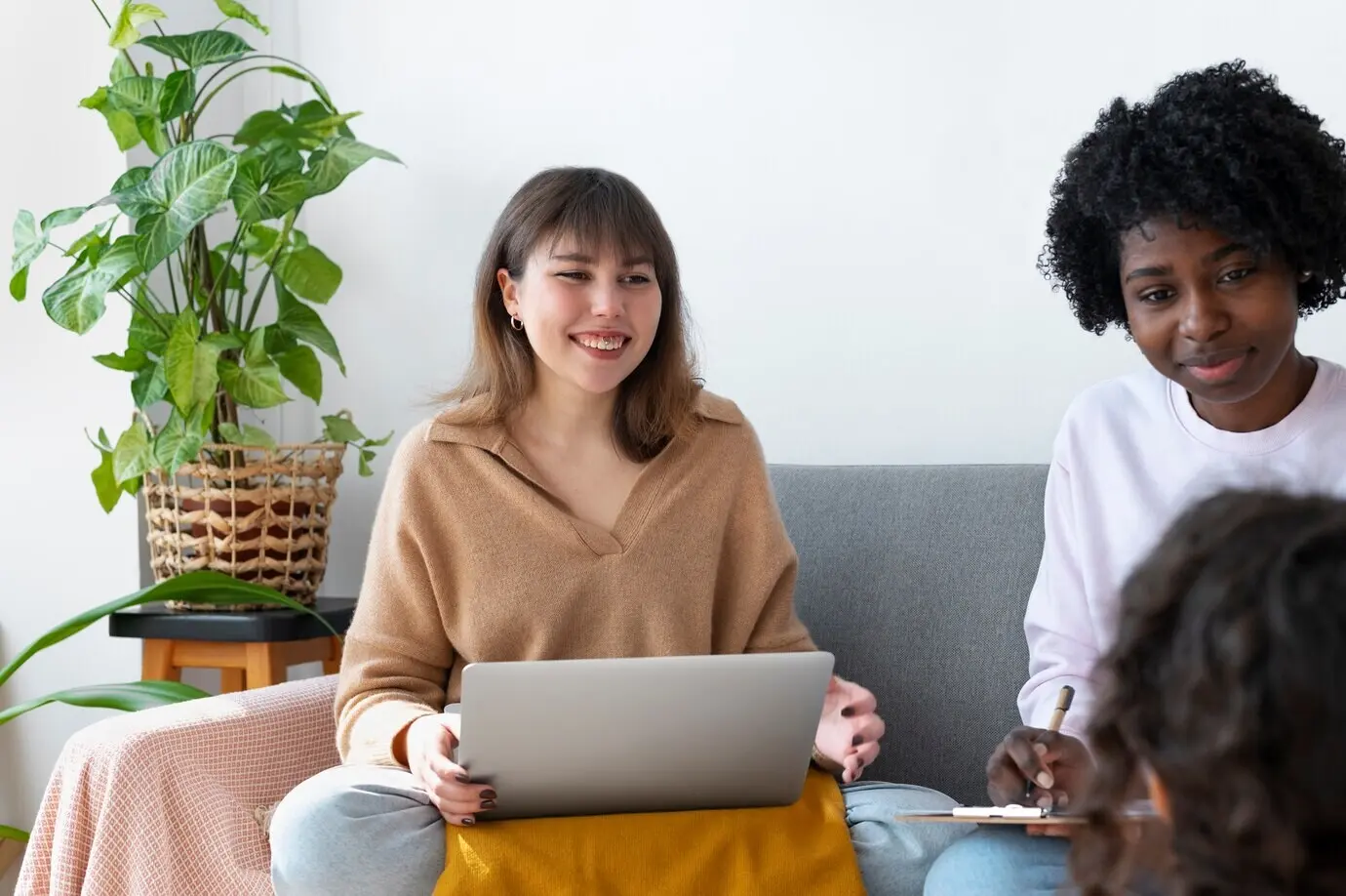 Коллеги выполняют командную работу над проектом.